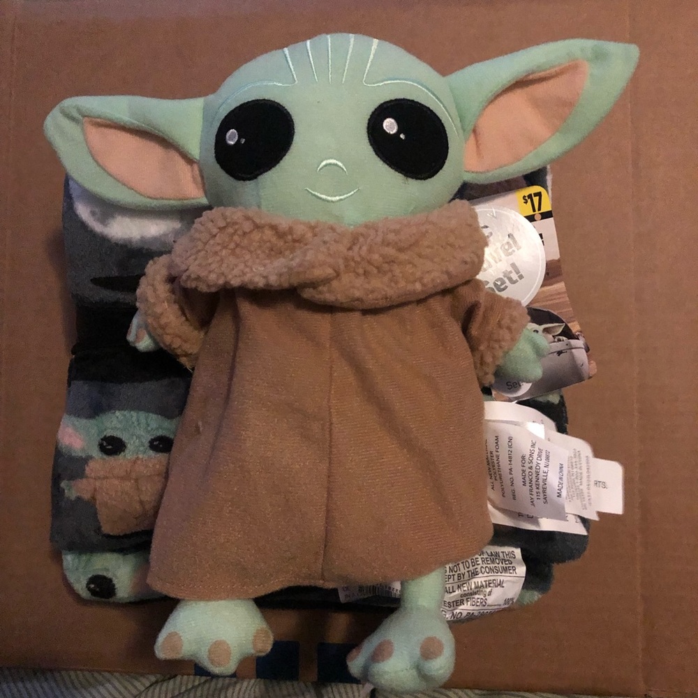 Grogu The Mandalorian blanket travel set
